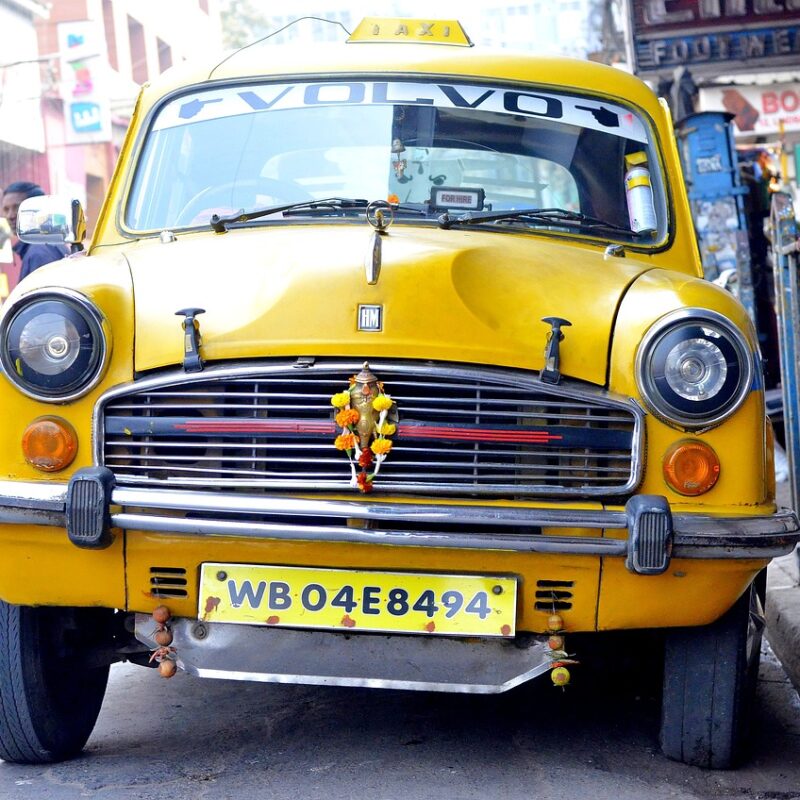 A taxi driver in Calcutta Kirpal encounters an old enemy from the past on Valentine's Day. Will he be able to forgive Sukhbir Singh?